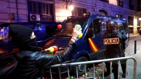 Fotos de la concentración convocada por los CDR en Barcelona frente a la Jefatura de la Policía Nacional en la Vía Laietana
