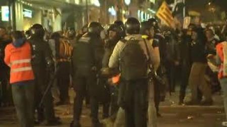 Policía y Mossos cargan conjuntamente y dispersan la Vía Laietana