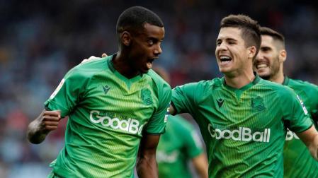 El delantero sueco de la Real Sociedad Alexander Isak celebra con sus compañeros el gol marcado al Celta