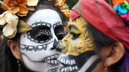 Las calaveras llegan a México para recibir a los muertos