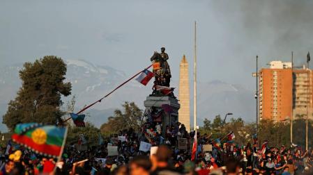 Los manifestantes protestan en Santiago contra el modelo de políticas económicas de Chile