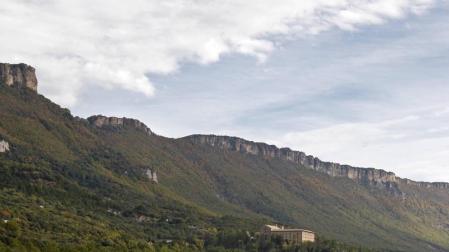 Vista del monasterio y la sierra de Leyre ayer por la mañana.