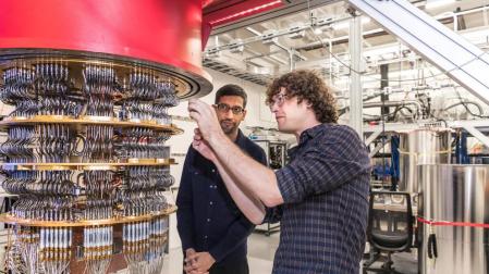 Sundar Pichai y Daniel Sank , con uno de los computadores cuánticos de Google, en el laboratorio de Santa Bárbara, California.