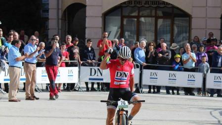 El biker Patxi Cía celebra su triunfo a su paso por la meta de la prueba de Oteiza.