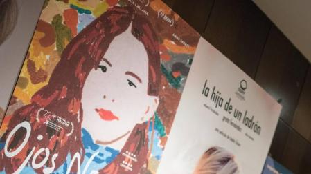 De izda. a dcha., Marta y Julia Lallana ante el cartel de 'Ojos negros'.