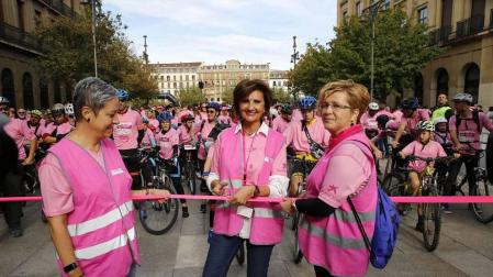 Imágenes de la carrera solidaria contra el cáncer de mama organizada por Saray.