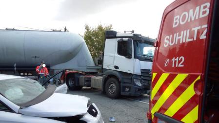 Una persona ha resultado herida este viernes por la mañana al chocar con su turismo contra un camión en la NA-240 A, junto al polígono industrial de Berrioplano.
