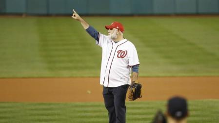 José Andrés protagoniza un partido de béisbol y Trump, en las gradas, es abucheado
