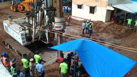 Labores de excavación del pozo paralelo para extraer al niño Surjeeth atrapado en India