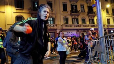 Fotos de la concentración convocada por los CDR en Barcelona frente a la Jefatura de la Policía Nacional en la Vía Laietana