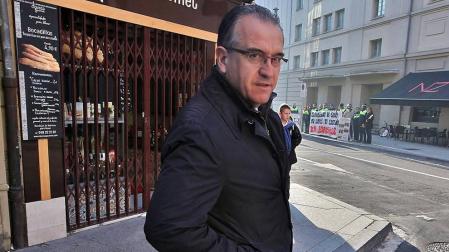 Enrique Maya, alcalde de Pamplona, soporta un escrache a la semana