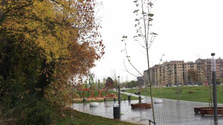 De la glorieta de la avenida de Zaragoza con la calle Sadar parte la prolongación de este tramo, una vía con dos calzadas con aparcamientos laterales separadas por una mediana