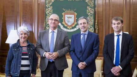 El alcalde se reune con representantes de la Fundación Tomás Caballero