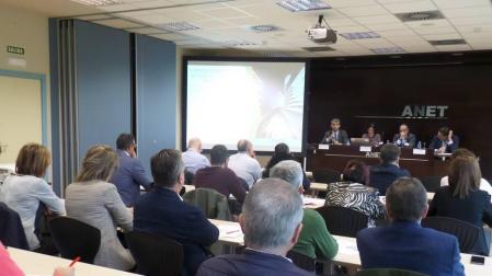 Una jornada aborda el futuro de las empresas familiares de Transportes en Navarra