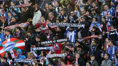 Aficionados de Osasuna y del Alavés juntos en la grada de El Sadar en el último partido en Primera en la temporada 2016 / 17.