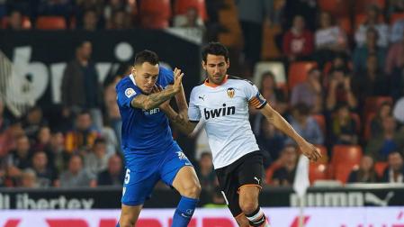 Valencia y Sevilla firman tablas en un partido bronco e intenso