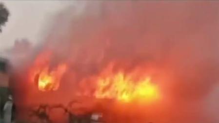 Al menos 73 muertos por la explosión de una bombona de gas en un tren de Pakistán