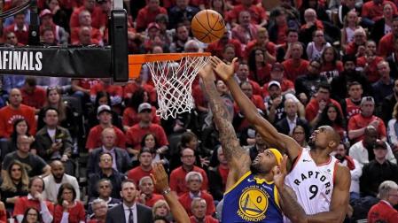 DeMarcus Cousins, ante el pivot de Toronto Raptors Serge Ibaka.
