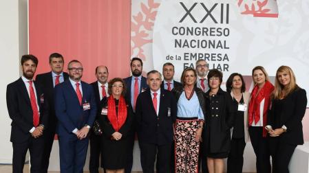 La delegación de ADEFAN posa en el XXII Congreso Nacional de la Empresa Familiar. De Izda a Dcha: Diego Oliver Gimeno (Grupo Enhol), Félix Guindulain (Jofemar), José María Marticorena (Conservas Martiko), Marisa Sainz (Adefan), Gonzalo Oliver Amatriain (Grupo Enhol), Francisco Esparza (Adefan), Eduardo Sanzol (Naxan Export), Mirenchu Arraztoa (E.S. Aralar), Yolanda Garbayo (Construcciones Hermanos Garbayo Chivite), Beatriz Bacaicoa (Bacaicoa Industrias Plásticas) Graziella Alzugaray (Grupo Mundomóvil) y Marta Virto (Ultracongelados Virto).