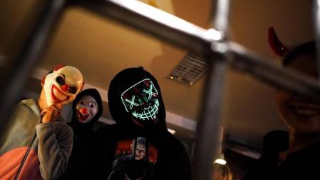 La tradición de acudir al cementerio y comer buñuelos en el Día de los Difuntos se ha enriquecido en los últimos años con aportaciones más festivas de otras culturas, como los disfraces y las calabazas del Halloween estadounidense o las catrinas y altares mexicanos.