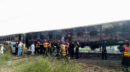 Al menos 73 muertos por la explosión de una bombona de gas en un tren de Pakistán