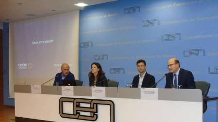 Participante en la mesa redonda, de izda. a dcha.: Esteban Morrás, Celia Pinedo, Javier Zubicoa y Carlos Fernández Valdivielso