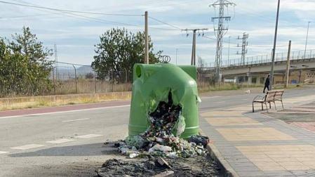 Calcinados 4 contenedores en un incendio que se cree que fue provocado