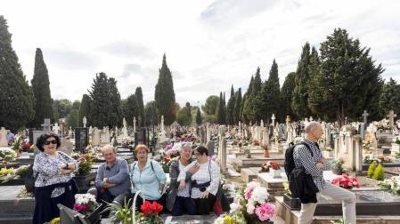 Todas las fotos de las visitas a los cementerios navarros en el Día de Todos los Santos
