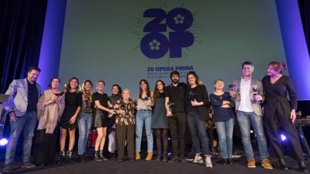 De izda. a dcha., alzando sus premios, Marta y Julia Lallana, Marçal Cebrián, Belén Funes y Santiago Requejo, rodeados de Inés Paricio, el jurado y Alejandro Toquero (alcalde de Tudela).