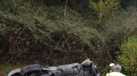 Dos heridos trasladados al CHN tras volcar su coche cerca de Zozaia