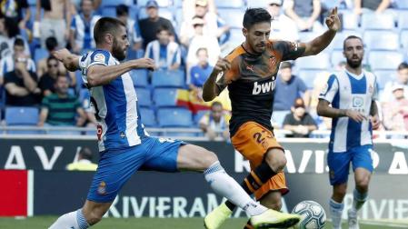 El delantero del Valencia Rubén Sobrino disputa el balón con el jugador del RCD Espanyol Óscar Melendo