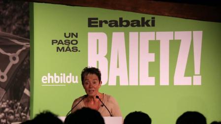 La candidata al Congreso de EH Bildu, Bel Pozueta, en un acto electoral en Elizondo