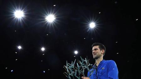 Djokovic suma su quinta copa en París y se queda a un Másters 1.000 de Nadal