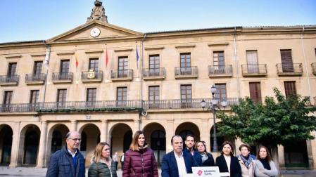 El candidato de Navarra Suma al Congreso Carlos García Adanero, en un acto electoral en Tafalla