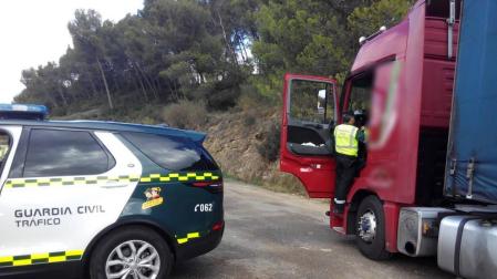 Un camionero cuadruplica la tasa de alcohol tras ser parado por ir hablando por el móvil en Navarra