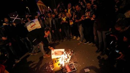 Las calles de la capital catalana acogieron quema de banderas y fotografías del Rey durante las protestas por la visita de los monarcas y la Princesa para un acto cultural en la capital condal.