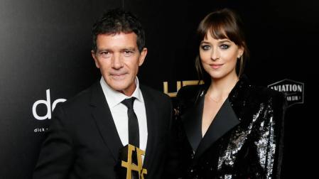 Antonio Banderas posa con Dakota Johnson tras recibir el premio al mejor actor en los Hollywood Film Awards