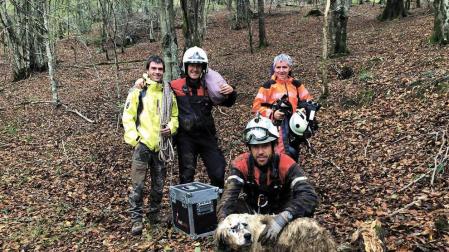 Rescatado ileso un perro que cayó a una sima de 17 metros