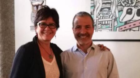 Javier Fernández Montalvo, catedrático de la UPNA, posa en Rutgers, la Universidad Estatal de Nueva Jersey, con la profesora Denise Hien.