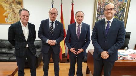 El director general de FP, Tomás Rodríguez, el consejero Carlos Gimeno, el presidente de la CEN, José Antonio Sarría, y el secretario general Carlos Fernández Valdivielso.