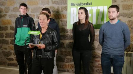 La cabeza de lista de EH Bildu al Congreso por Navarra, Bel Pozueta, en un acto electoral.