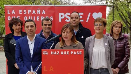Conchi Ruiz y otros dirigentes socialistas, en el paseo de Sarasate.