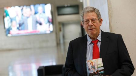 Gerardo Castillo, con un ejemplar de su último libro 'Cómo educar al niño para su futura adolescencia', en la Universidad de Navarra.