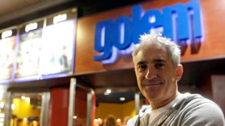 Jon Sistiaga, el lunes en los cines Golem Yamaguchi de Pamplona, donde puede verse el primer capítulo de su serie, Zubiak (puentes).