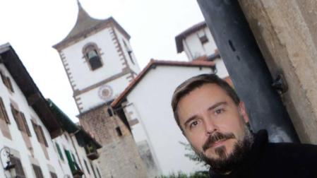 José Javier Etxeberria posa en las calles de su Doneztebe natal, con la iglesia de San Pedro al fondo, en los días previos a su retirada como remontista profesional.