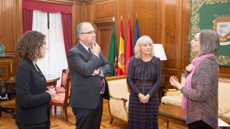 Enrique Maya recibe a la presidenta de la Asociación de Personas Sordas de Navarra