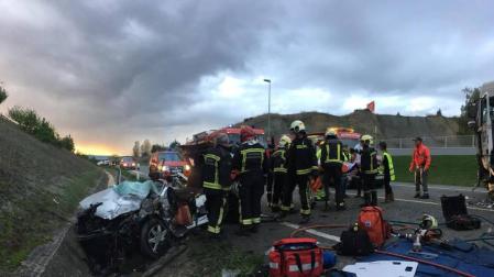 Herido un conductor tras colisionar su vehículo con un camión en Alzuza