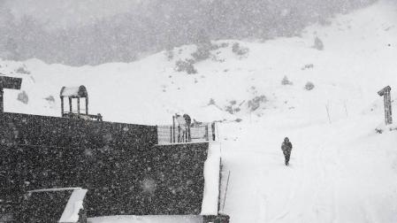 La zona de Larra-Belagua, en Roncal, ha amanecido este jueves con un espesor de nieve de unos 10 cm después de la nevada de esta noche. La cota de nieve, que se encuentra sobre los 1200-1400 metros, bajará hasta los 900-1000 metros en las próximas horas.