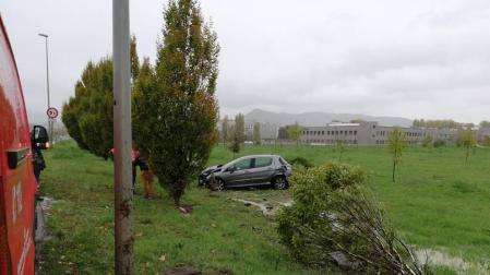 Accidente sin heridos por salida de vía en la PA-300 a la altura de Sarriguren