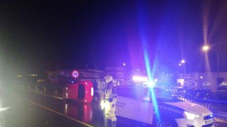 Un coche se sale de la vía y vuelca en Caparroso, pero sus ocupantes resultan ilesos